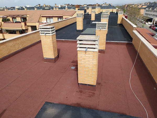 Impermeabilización de cubierta de edificio de comunidad de propietarios con doble lámina asfáltica