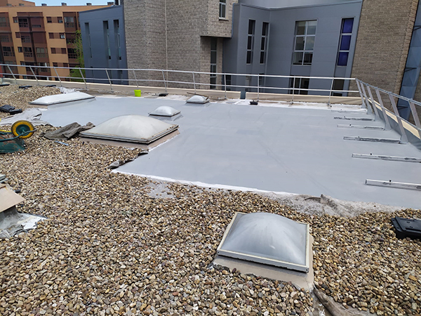 Cubierta impermeabilizada con PVC, manta geotextil con terminación en grava